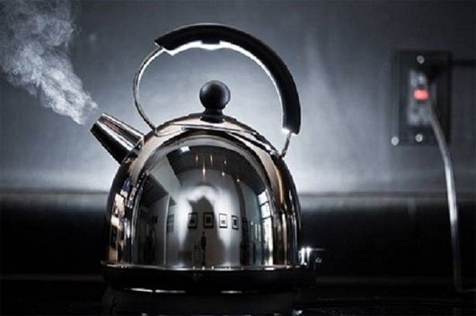 Lưu ý rằng, hãy để nước sôi già trong khoảng thời gian 5 phút, khi đó nhiệt độ sẽ tiêu diệt được nhiều hơn các loại vi khuẩn có trong nước Bí kíp làm sạch nước bẩn sau bão lũ